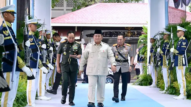 Presiden Prabowo Subianto mengumpulkan ratusan pimpinan Tentara Nasional Indonesia (TNI) dan Kepolisian Negara Republik Indonesia (Polri)