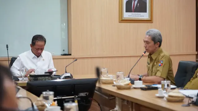 Wali Kota Bogor, Dedie A. Rachim, dan Bupati Bogor, Rudy Susmanto menemui Menteri Lingkungan Hidup Hanif Faisol Nurofiq di Jakarta.
