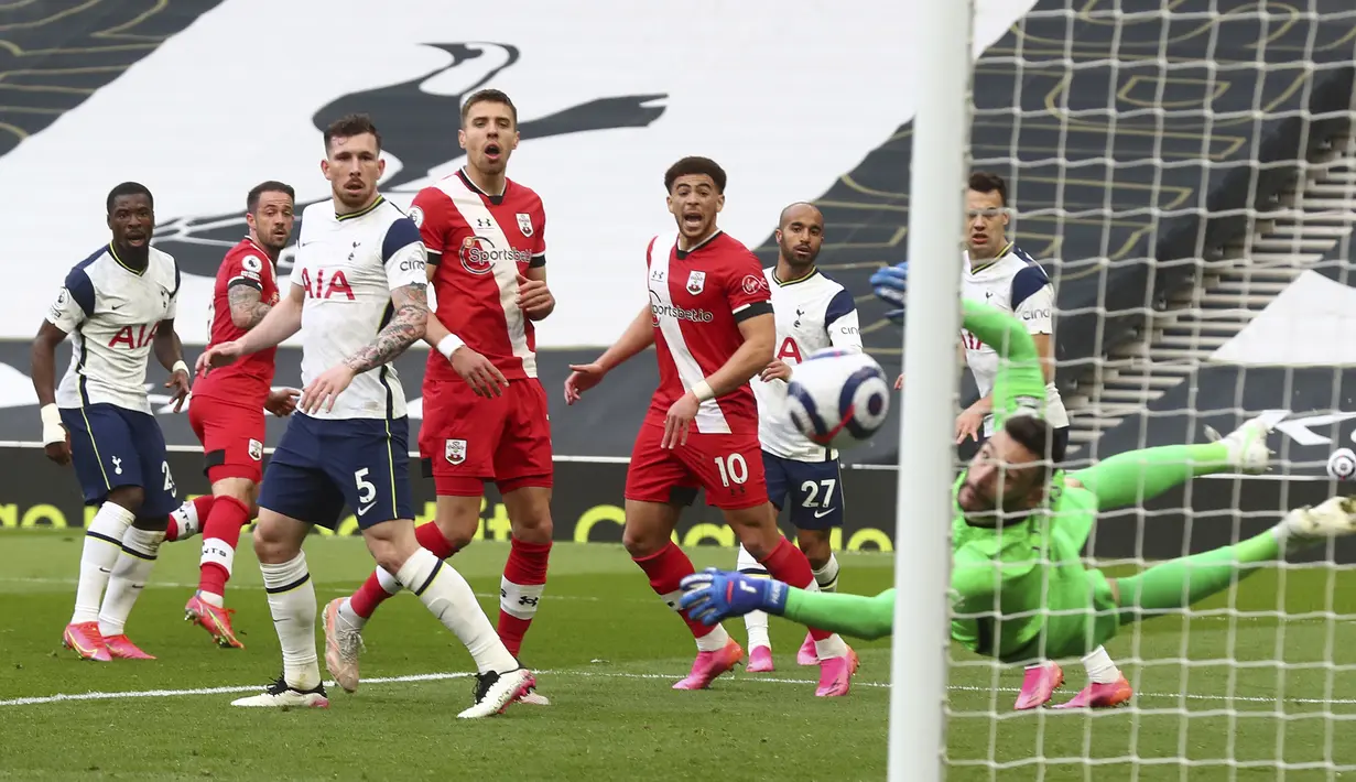 Pemain Southampton Danny Ings (kedua kiri) mencetak gol ke gawang Tottenham Hotspur pada pertandingan Liga Inggris di Stadion Tottenham Hotspur, London, Inggris, Rabu (21/4/2021). Tottenham Hotspur menang 2-1. (Clive Rose/Pool via AP)