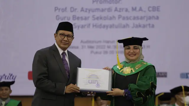 Mantan Menteri Agama (Menag) Lukman Hakim Saifuddin menerima gelar doktor kehormatan, Dr. (H.C.) dari Universitas Islam Negeri (UIN) Syarif Hidayatullah Jakarta