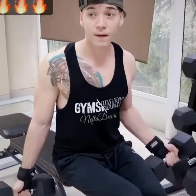 6 Potret Stefan William dengan Tato Baru di Dada, Tanggal Pernikahan Tak Terlihat