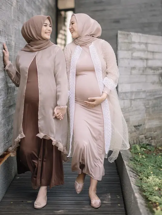 Saat hamil, kedua kompak mengenakan dress dan outer bernuasa earth tone. Gaya ini cocok sekali dikenakan untuk hari Lebaran apalagi bagi yang sedang hamil.  Credit: Instagram (@ericaputrii)