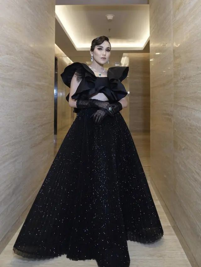 Ayu Ting Ting kenakan busana serba hitam yang serasi dengan Ivan Gunawan, credit: @ayutingting92