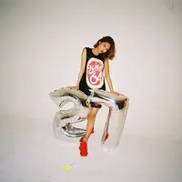 Sooyoung SNSD mempunyai kaki indah yang panjang. Bahakan saat acara Night of TV Entertainment ia mengukur panjang kakinya dan ternyata poanjangnya 102 cm. (Foto: Soompi.com)