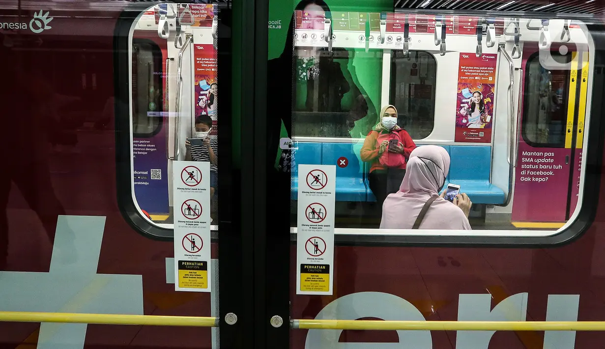 Penumpang berada di dalam kereta Moda Raya Terpadu (MRT) di Stasiun MRT, kawasan Jakarta, Senin (15/2/2021). Mulai 11 Februari 2021, jadwal operasional kereta MRT berlaku pukul 05.00-22.00 WIB pada Senin-Jumat dan di akhir pekan mulai pukul 06.00-22.00 WIB. (Liputan6.com/Johan Tallo)