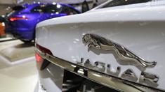 PT Grand Auto Dinamika, selaku ATPM Jaguar di Indonesia, meluncurkan Jaguar F-PACE dan Jaguar XF pada ajang pameran Gaikindo Indonesia International Auto Show (GIIAS) 2016. di ICE BSD, Tangerang, Kamis (11/8/2016). (Bola.com/Arief Bagus)