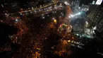 Fans Cile turun ke jalan saat merayakan kemenangan timnya atas Argentina pada laga Final Copa America Centenario 2016 di Santiago, Cile (27/6/2016). (REUTERS/Carlos Vera) 