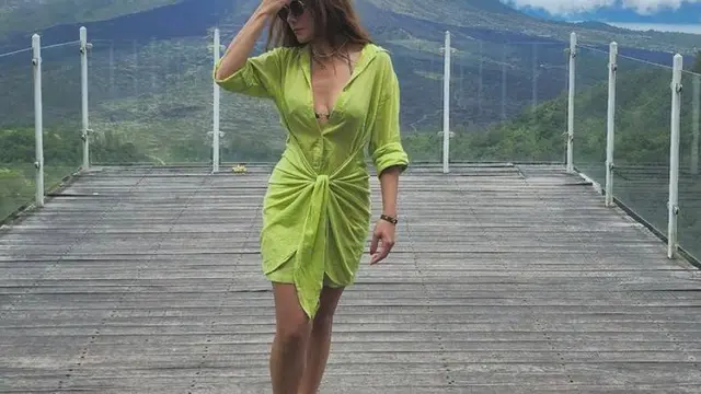 Gaya Liburan Wulan Guritno di Bali, Tampil dengan Bralette hingga V-neck Dress