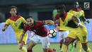 Pemain depan Timnas Indonesia, Illija Spasojevic (kedua kiri) berebut bola dengan bek Guyana, Jelani Smith di Stadion Patriot Candrabhaga, Bekasi, Sabtu (25/11). Spaso mencetak dua gol dan membawa Indonesia unggul 2-1. (Liputan6.com/Helmi Fithriansyah)