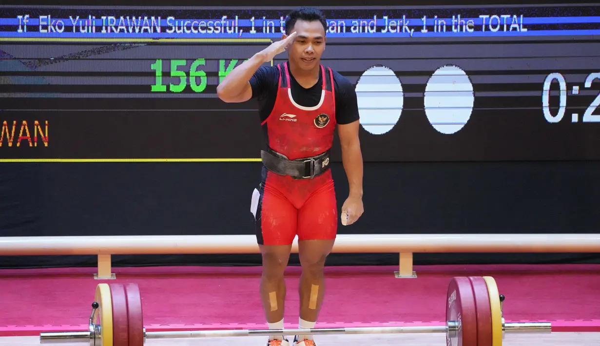 Reaksi atlet Indonesia Eko Yuli Irawan setelah berlaga pada cabang angkat besi 61 kg putra SEA Games 2021 di Hanoi, Vietnam, Jumat (20/5/2022). Total angkatan Eko Yuli Irawan mencapai 290 Kg. (AP Photo/Achmad Ibrahim)
