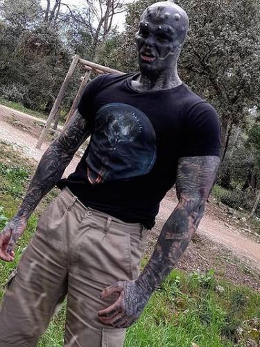 Terobsesi Menjadi Alien, Pria Ini Lakukan Modifikasi Ekstrem pada Tubuhnya