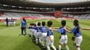 Putra putri dari anggota The Jakmania berjalan saat menjadi Player Escort Kids pada laga Piala AFC 2019 antara Persija Jakarta melawan Ceres Negros di SUGBK, Jakarta, Selasa (23/4). Kesempatan ini diberikan oleh Allianz. (Bola.com/Peksi Cahyo)