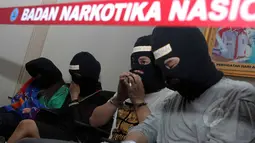 Sejumlah tersangka saat rilis kasus narkoba di kantor Badan Narkotika Nasional (BNN), Jakarta, Jumat (22/5/2015). Barang bukti berupa 16,4 kg Shabu dan 778 butir Pil inex diamankan BNN. (Liputan6.com/Helmi Afandi)