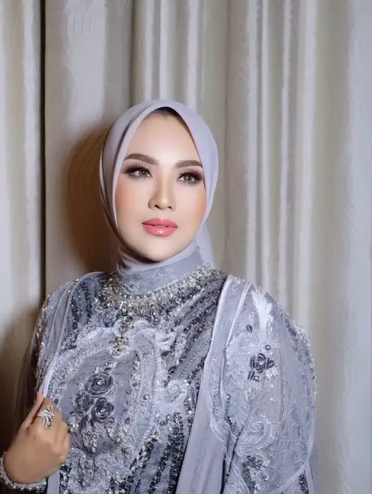 MUA @asepelzibbran_wedding memulas wajah Elma dengan riasan bergaya soft glam dalam rona soft pink yang lembut dan segar. [@elmatheana].