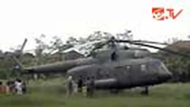 Sebuah helikopter milik TNI Angkatan Darat mendarat darurat di lapangan sepak bola di Cirebon. Angin dari putaran baling-baling helikopter pun menerbangkan puluhan genteng rumah. 