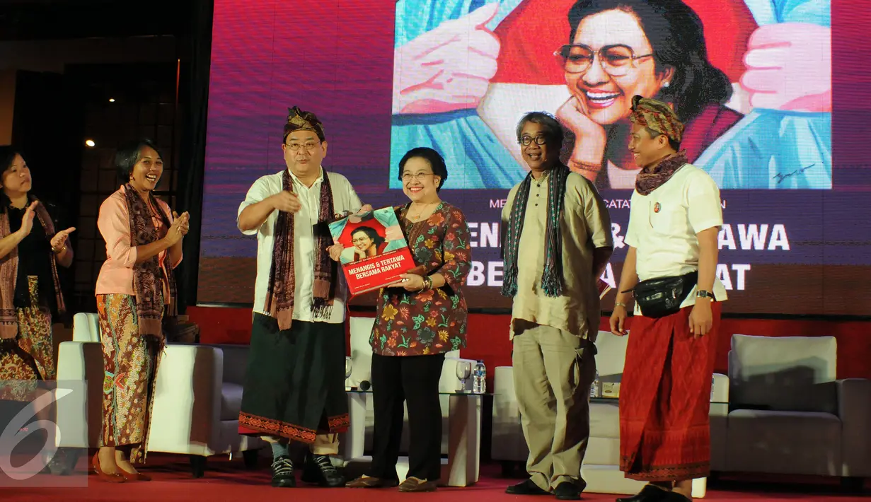 Ketua Umum PDIP, Megawati Soekarnoputri (keempat kiri) menerima buku Megawati Dalam Catatan Wartawan di Jakarta, Rabu (23/3/2016). Buku tersebut merupakan kumpulan catatan jurnalis yang pernah meliput Megawati. (Liputan6.com/Helmi Fithriansyah)