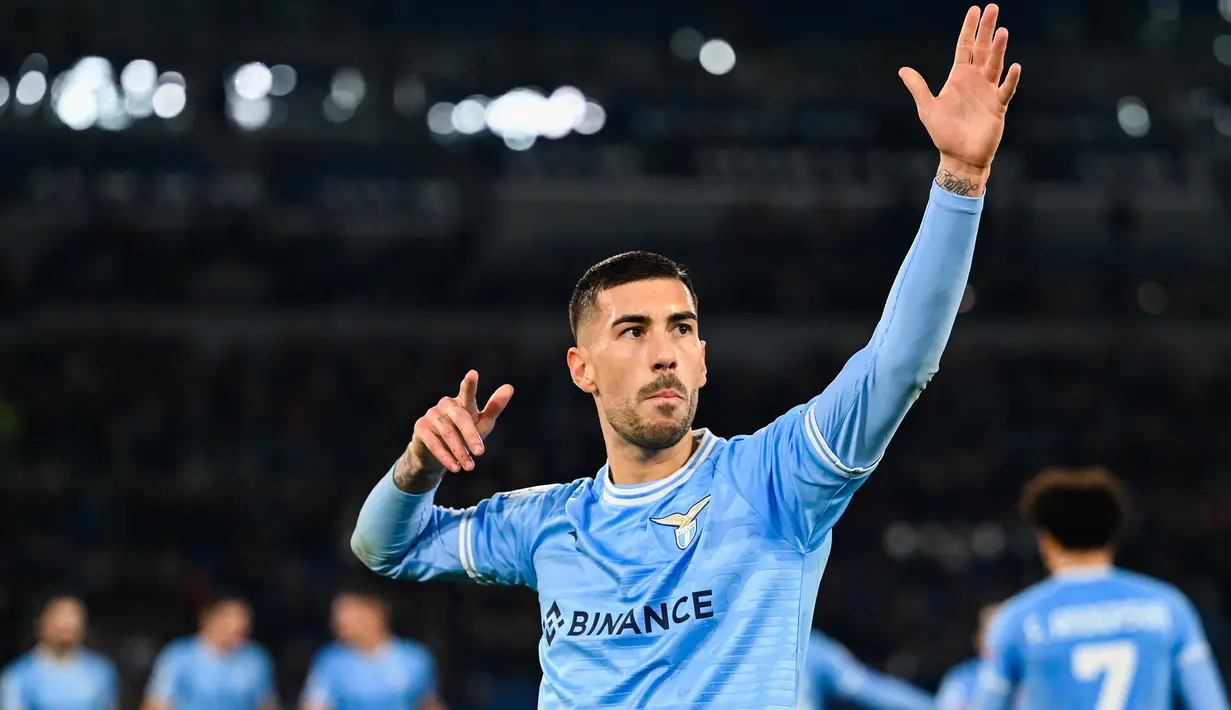 Selebrasi gelandang Lazio, Mattia Zaccagni setelah mencetak gol ke gawang AC Milan pada laga Liga Italia 2022/2023 di Olympic Stadium, Roma (24/1/2023). Mattia Zaccagni yang resmi menjadi milik Lazio pada awal musim 2022/2023 setelah semusim berstatus pinjaman dari Hellas Verona ini total telah mencetak 10 gol dan 7 assist dari 31 laga di Liga Italia musim 2022/2023. (AFP/Andreas Solaro)