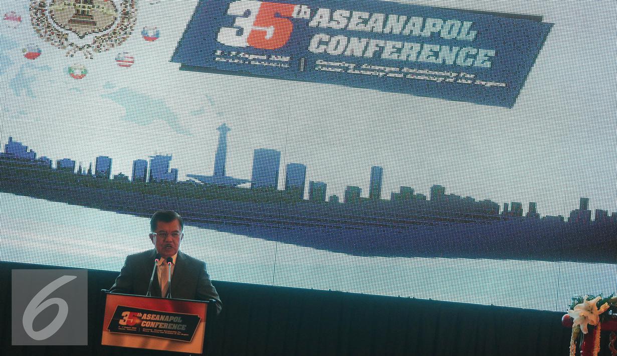 Wakil Presiden Jusuf Kalla memberikan paparan saat ASEANAPOl ke-35 di Jakarta, Selasa (4/8/2015). Kesepakatan tersebut Diantaranya perkuatan keamanan maritim dan kerjasama penyidikan tersangka di negara tetangga. (Liputan6.com/Faizal Fanani)
