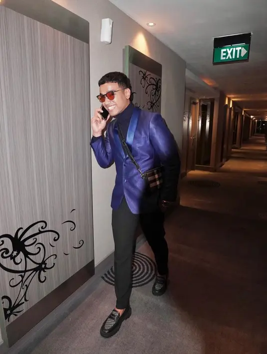 Menghadiri acara tertentu, Fadly Faisal tampil rapi memakai jas. Kali ini, ia tampil elegan dengan jas berwarna navy yang dipadukan dengan celana hitam. Kacamata hitam yang dipakainya pun membuat pria 22 tahun ini semakin menawan.(Liputan6.com/IG/@fadlyfsl_)