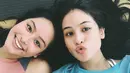 Maudy Ayunda mempunyai adik yang manis, Amanda Khairunnisa. Kakak beradik ini kerap mengunggah potret kebersamaan di Instagram-nya. (Foto: instagram.com/maudyayunda)