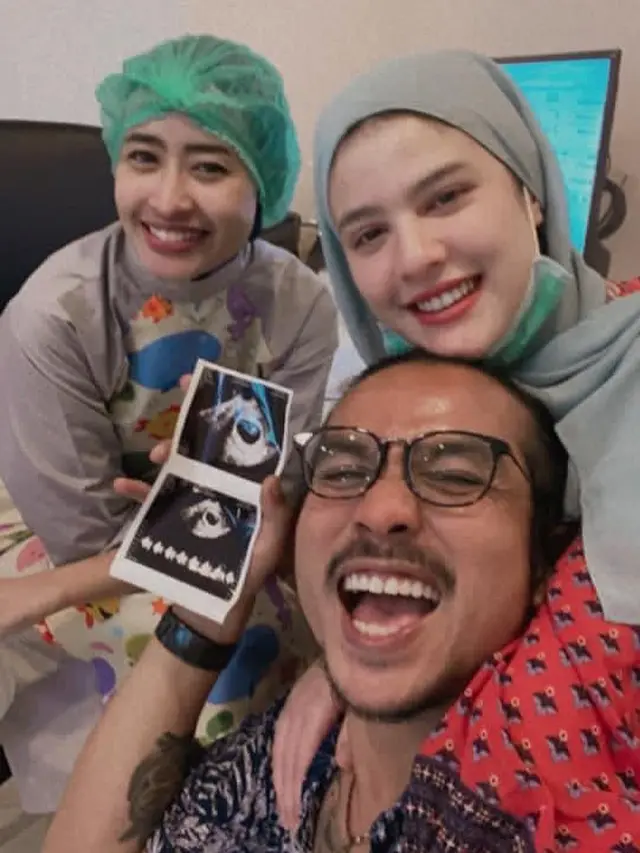 8 Potret Mesra Komo Ricky dan Istri, Umumkan Kehamilan Setelah 3 Tahun Menanti