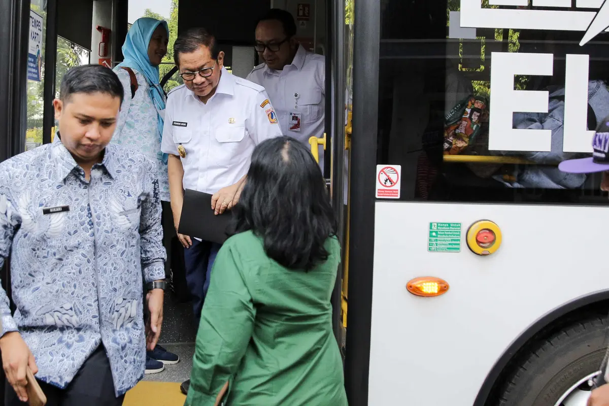 Rabu Pertama Kebijakan ASN Jakarta Gunakan Transportasi Umum, Pramono Anung Beri Contoh