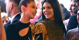 Kendall Jenner merasa khawatir Bella Hadid akan kembali sakithati jika ia kembali ke pelukan The Weeknd. (Yahoo)