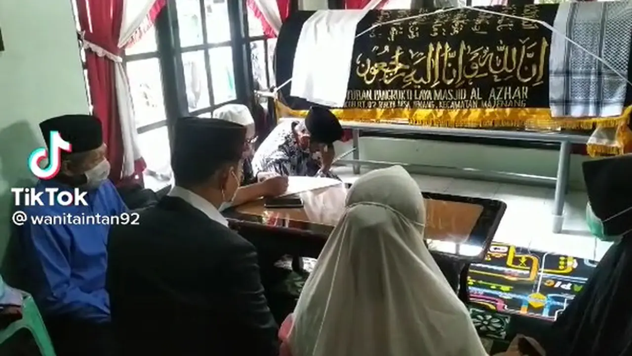 Pasangan pengantin melangsungkan ijab di hadapan jenazah ayah mempelai wanita