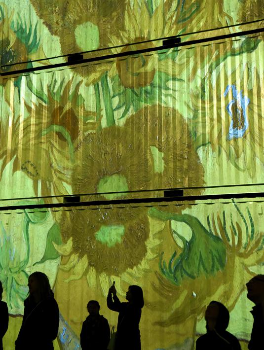 Suasana pameran imersif luar ruangan bertajuk "Digital Nights Wellington -- Van Gogh Alive" di Wellington, Selandia Baru, 1 Oktober 2020. Pameran musikal dan visual tersebut mengajak para pengunjung lebih mengenal karya-karya Van Gogh dengan warna-warni cerah dan detail yang hidup. (Xinhua/Guo Lei)
