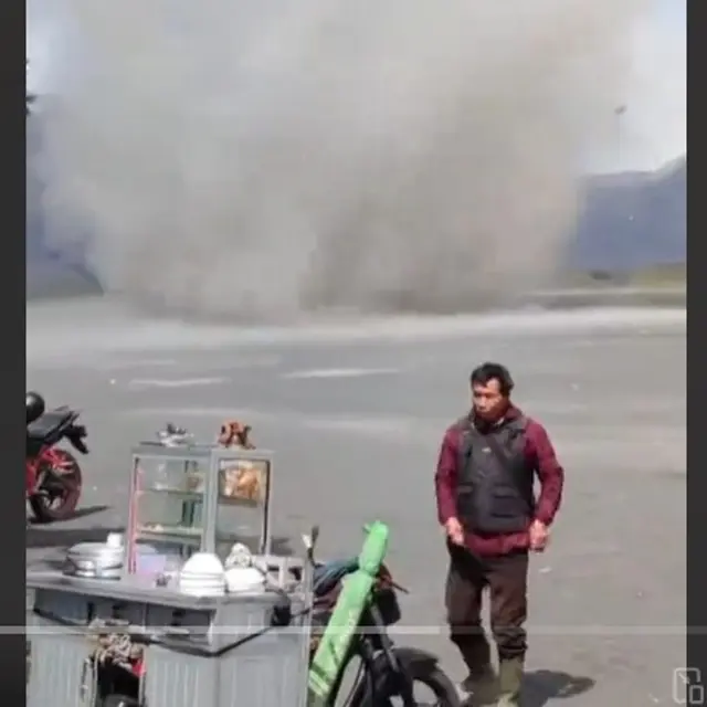 Heboh Kemunculan Tornado di Bromo, Lapak PKL Bikin Salah Fokus. foto: TikTok @ladubromo