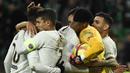 Perayaan kemenangan pemain PSG saat peluit panjang ditiupkan pada laga lanjutan Ligue 1 yang berlangsung di stadion Geoffroy-Guichard, Loire, Senin (18/2). PSG menang 1-0 atas St-Etienne. (AFP/Philippe Kiasek)