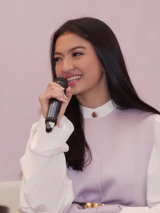 Dirinya pun sangat bersyukur karena sang ibu masih selalu mendampingi dirinya dan memberikan dukungan serta kekuatan terhadap apapun yang dilakukan oleh Raline. (Galih W. Satria/Bintang.com)