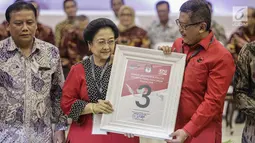 Ketua Umum PDI Perjuangan (tengah), Megawati Soekarnoputri mendapatkan nomor 3 sebagai peserta pemilu 2019 saat pengundian nomor urut parpol di kantor KPU, Jakarta, Minggu (19/2). (Liputan6.com/Faizal Fanani)