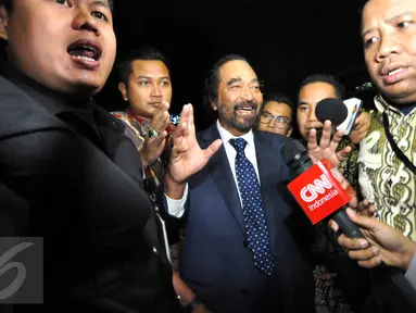 Ketua Umum DPP Partai Nasdem Surya Paloh (tengah) saat tiba di gedung KPK, Jakarta, Jumat (23/10/2015). Surya Paloh akan menjalani pemeriksaan sebagai saksi untuk tiga tersangka kasus dugaan suap. (Liputan6.com/Helmi Afandi)