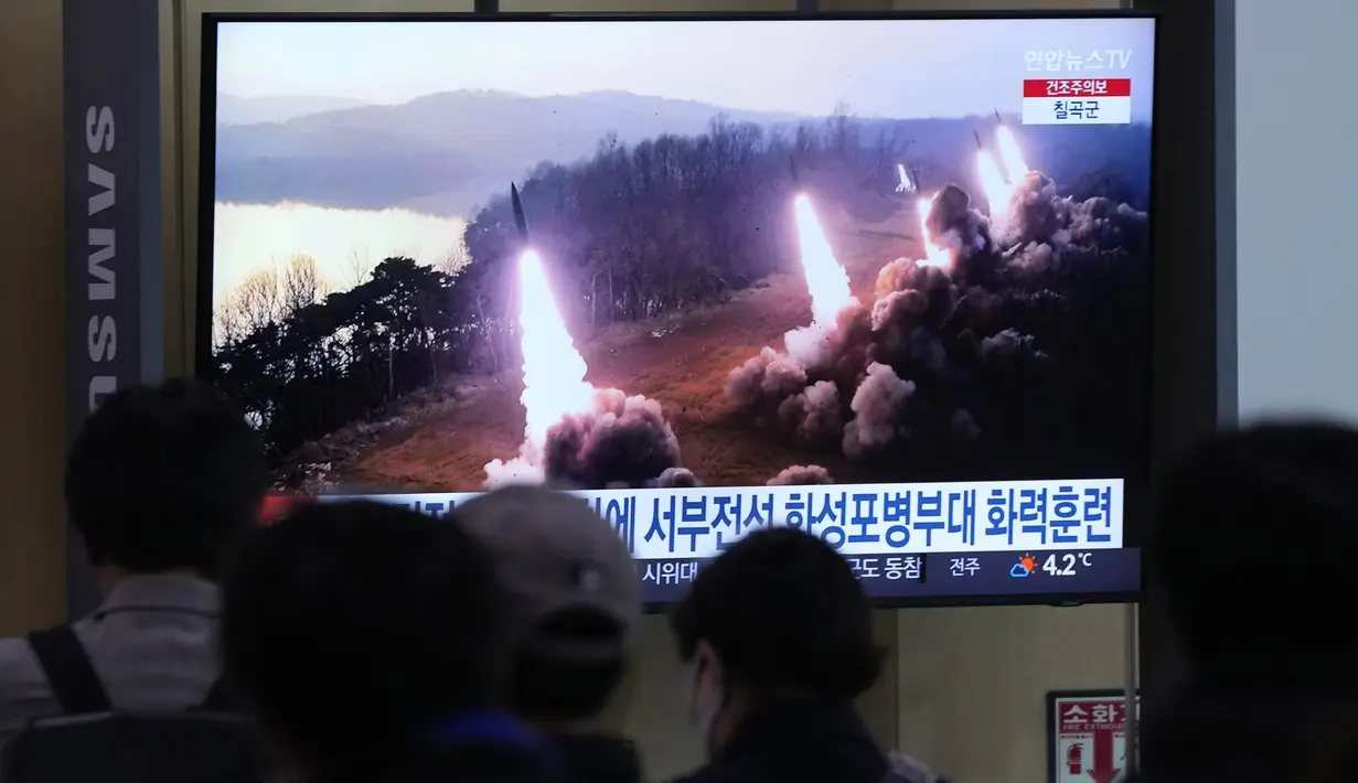 Sebuah layar TV menampilkan gambar peluncuran misil Korea Utara selama program berita di Stasiun Kereta Api Seoul di Seoul, Korea Selatan, Jumat (10/3/2023). Laporan Korea Utara itu muncul sehari setelah militer Korea Selatan, mendeteksi Korea Utara menembakkan setidaknya satu rudal balistik jarak pendek ke arah laut dari sebuah lokasi di dekat kota pesisir barat Nampo. (AP Photo/Ahn Young-joon)