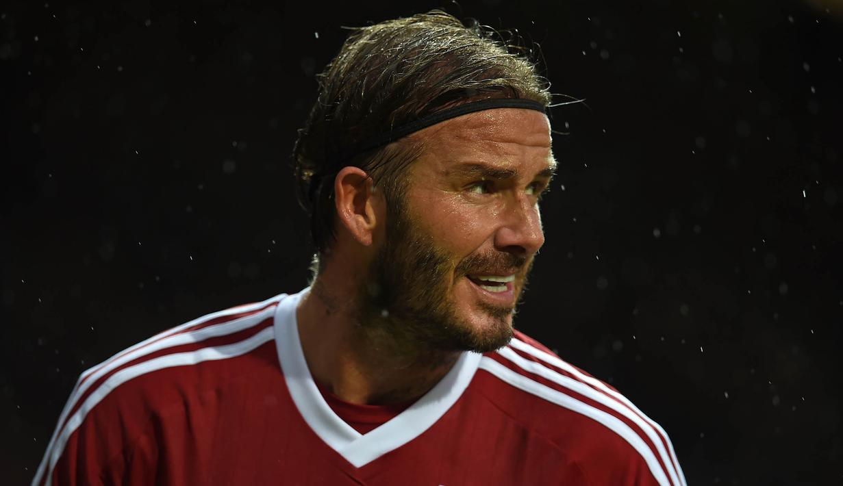Kapten Great Britain & Ireland XI, David Beckham, tampil menghadapi World XI pada laga amal di Old Trafford, Inggris, Sabtu (14/11/2015) dini hari WIB. (AFP Photo/Paul Ellis)