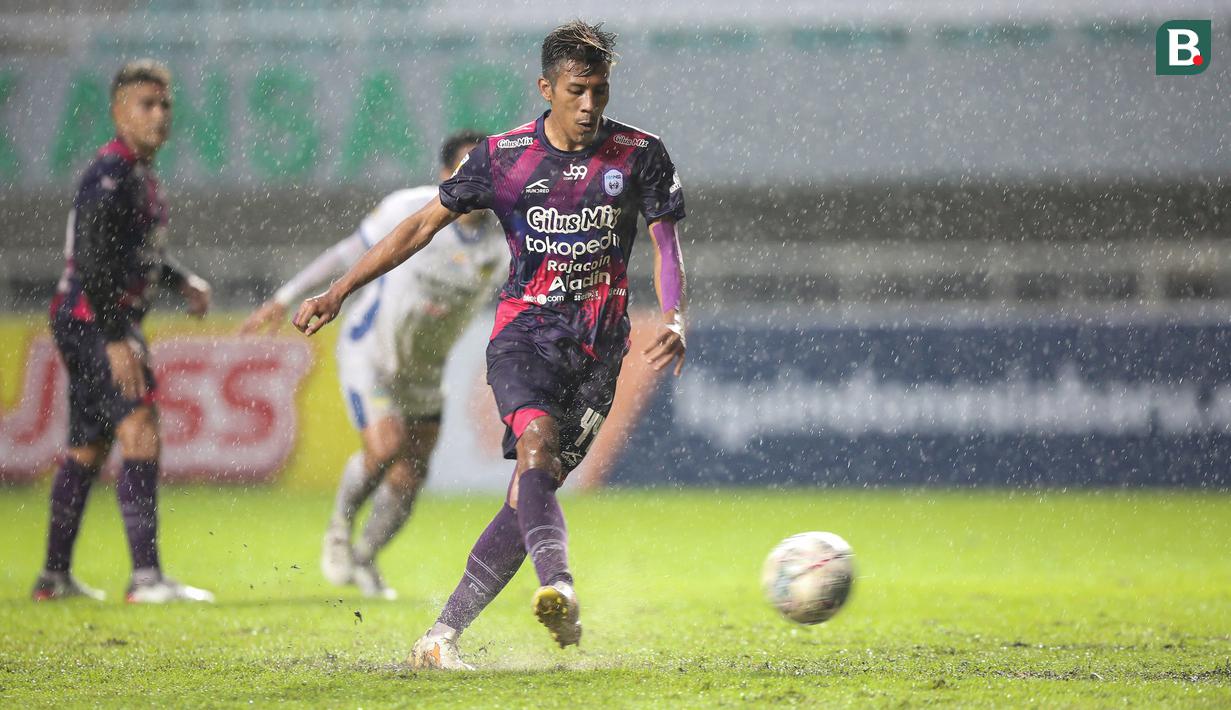 Pemain Rans Cilegon FC, Bima Ragil melakukan eksekusi penalti yang berbuah gol pertama ke gawang PSIM Yogyakarta dalam laga semifinal Liga 2 2021 di Stadion Pakansari, Bogor, Senin (27/12/2021). (Bola.com/Bagaskara Lazuardi)