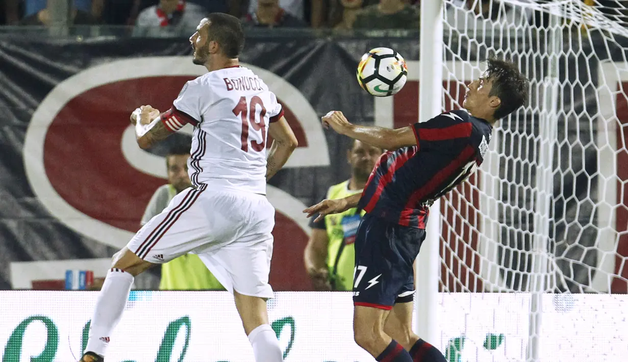 Duel pemain Crotone, Ante Budimir (kanan) saat berebut bola dengan pemain AC Milan, Leonardo Bonucci pada lanjutan Serie A di Ezio Scida Stadium, (20/8/2017). Milan menang 3-0. (AFP/ Carlo Hermann)