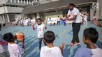 Mantan pemain Los Angeles Lakers, Sam Perkins saat Coaching Clinic Basket kepada anak-anak marjinal dan anak jalanan di Jakarta di Lapangan Basket, US Embassy, Annex, Jakarta, Kamis (7/9). (Liputan6.com/Faizal Fanani)