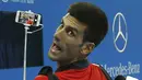 Petenis  Novak Djokovic melakukan selfie bersama fans usai mengalahkan petenis Italia Simone Bolelli di China Open tennis tournament, Beijing, China, Selasa (06/10/2015).  (REUTERS/Kim Kyung-Hoon)