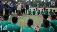 Ketua Umum PSSI, Edy Rahmayadi (baju coklat) memberi nasehat kepada Timnas Indonesia U-16 usai latihan terakhir di Lapangan Atang Sutresna, Jakarta, Kamis (6/7). Timnas U-16 akan berlaga di Piala AFF U-15 Thailand. (Liputan6.com/Helmi Fithriansyah)