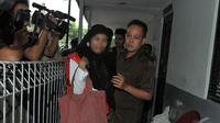 Petugas mengantar tersangka kasus pelecehan seksual di JIS untuk dibawa ke ruang sidang, Jakarta, Rabu (27/8/2014) (Liputan6.com/Johan Tallo)