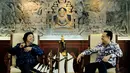 Menteri Lingkungan Hidup dan Kehutanan Siti Nurbaya (kiri) bertemu Ketua DPD RI Irman Gusman (kanan) di Gedung DPD, Jakarta, Rabu (5/11/2014). (Liputan6.com/Andrian M Tunay) 