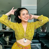 Bisa jadi inspirasi outfit ke pantai, padukan crop top motif jumputan dengan kain jumputan serba warna lime. [Instagram/narinkovilda]