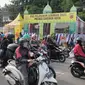 Suasana arus mudik 2023 di arteri Pantura Kota Cirebon. Pemudik diimbau waspada kemacetan akibat pasar tumpah. Foto (Liputan6.com / Panji Prayitno)