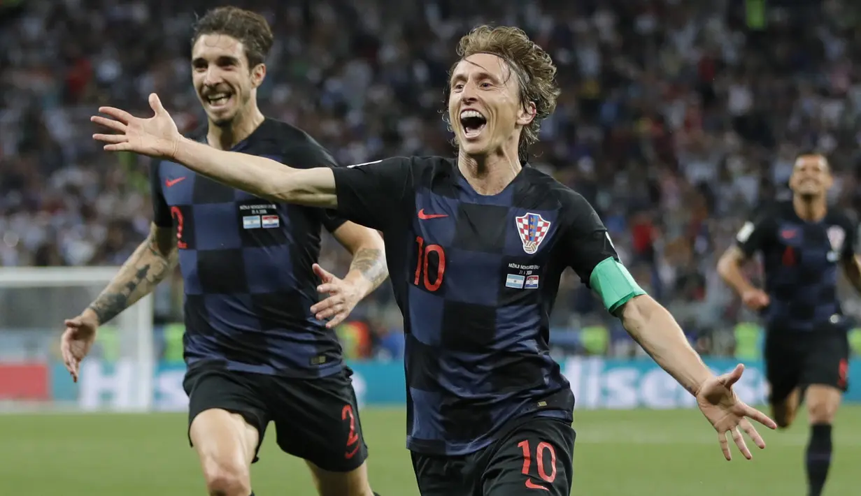 Gelandang Kroasia, Luka Modric, merayakan gol yang dicetaknya ke gawang Argentina pada laga grup D Piala Dunia di Stadion Nizhny Novgorod, Nizhny, Kamis (21/3/2018). Kroasia menang 3-0 atas Argentina. (AP/Ricardo Mazalan)