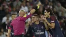 Pemain PSG, Edinson Cavani dan Marco Verratti, melakukan protes kepada wasit saat pertandingan melawan Toulouse pada laga Liga 1 Prancis, di Stadion Parc des Princes, Senin (21/8/2017). PSG menang 6-2 atas Toulouse. (AFP/Thomas Samson)