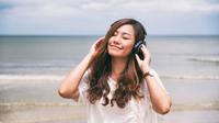 Ilustrasi mendengar lagu./Copyright shutterstock.com/g/farknotarchitect