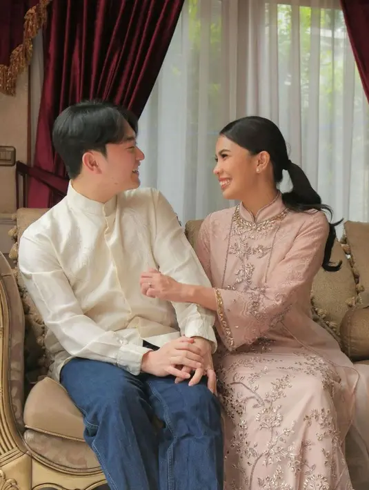 <p>Diketahui sebelum melamar Rachelly, Park Yong Gwang telah menjadi mualaf yang juga dihadiri Helmy Yahya saat itu. Saat pengajian pernikahannya, Park tampil mengenakan baju koko putih.[@rachellyahya]</p>