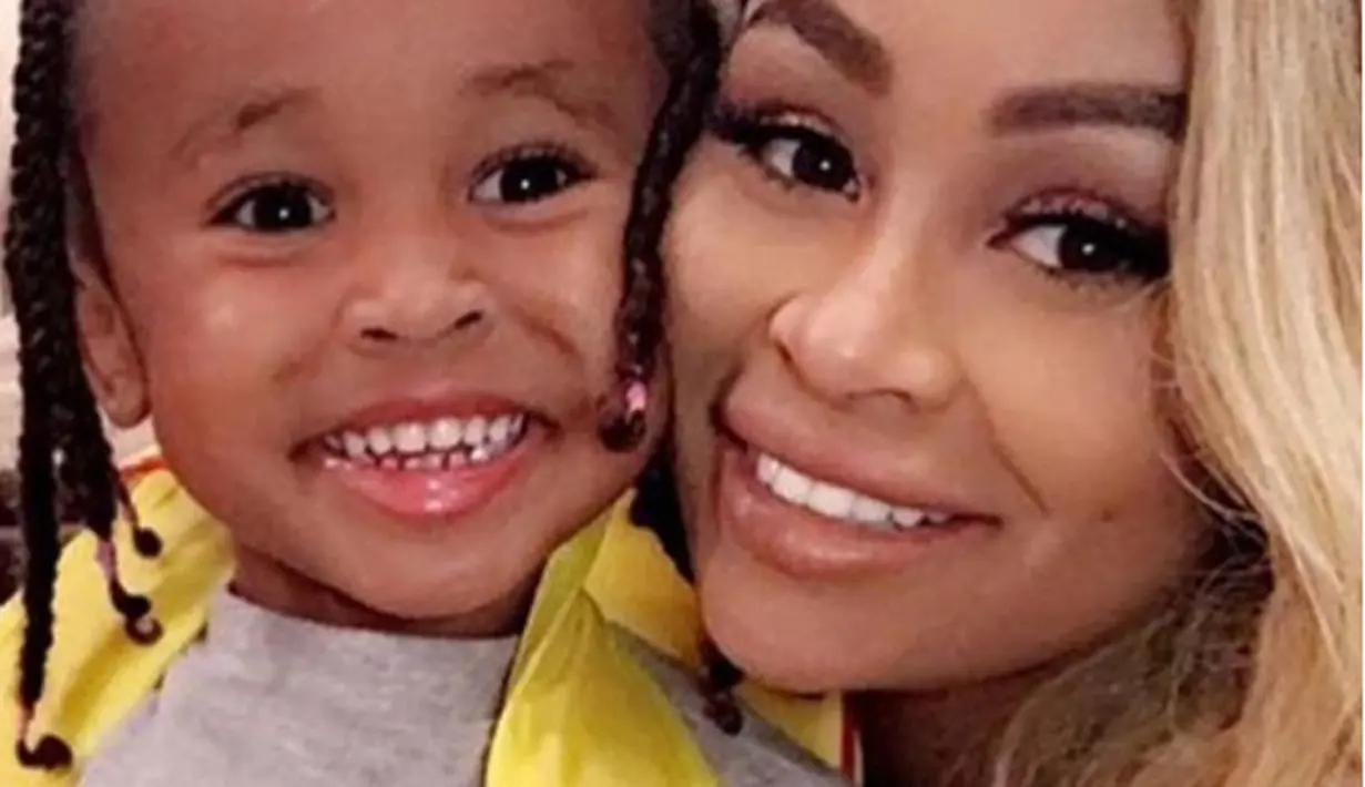 Sungguh menyenangkan melihat king yang baru berusia empat tahun sudah bisa menyayangi dan mengasihi adik bayinya. Ia pun berhasil berperan menjadi kakak yang baik, yang mampu menjaga adiknya. (Instagram/blacchyna)